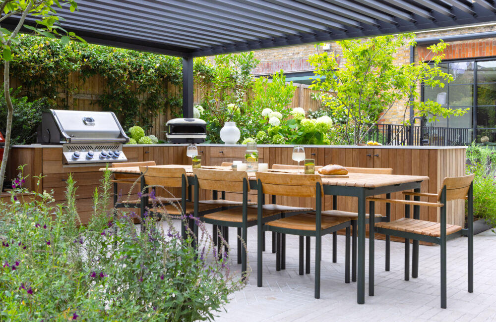 Scandi-Mediterranean: A harmonious blend of clean lines and natural materials creates a warm, inviting retreat – a perfect sanctuary for the whole family to unwind and connect